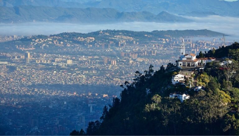 Lee más sobre el artículo Hike to Monserrate: A Guide to Bogota’s Iconic Mountain