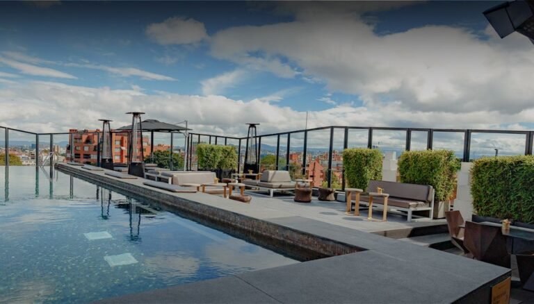 Lee más sobre el artículo Discover Bogotá’s Secret Rooftop Bars with Spectacular Views