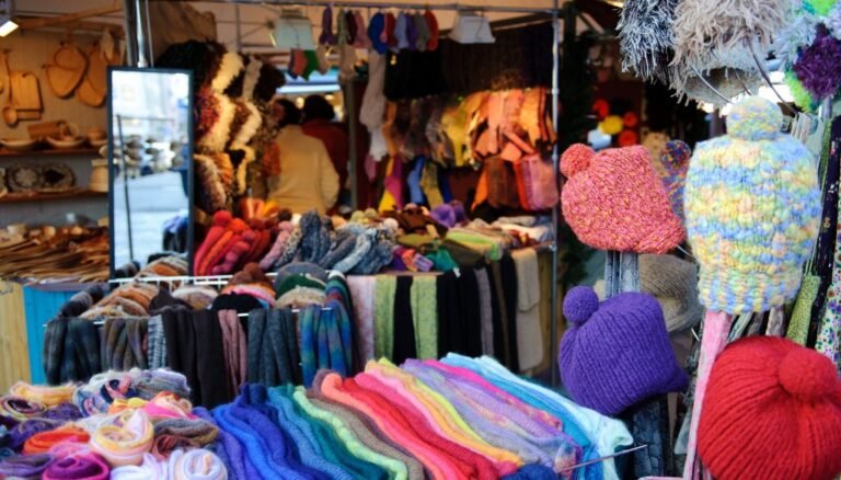 Lee más sobre el artículo Markets and Bazaars: Shopping for Unique Souvenirs in Bogotá